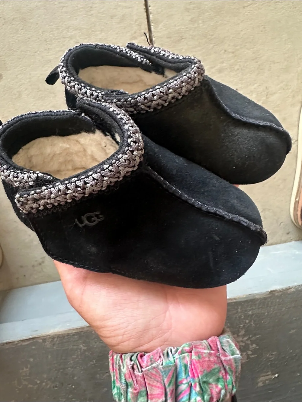UGG baby toddler black Velcro slippers baby toddler size 4/5